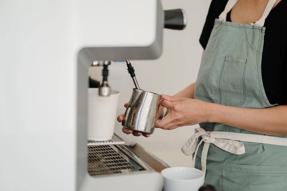 Guide on how to easily remove coffee stains from stainless steel